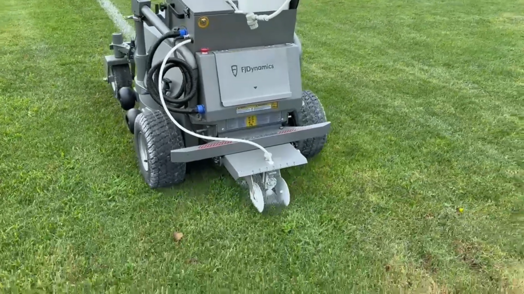 Mähroboter mit Linienmarkierungs-Kit im Einsatz auf einer Rasenfläche