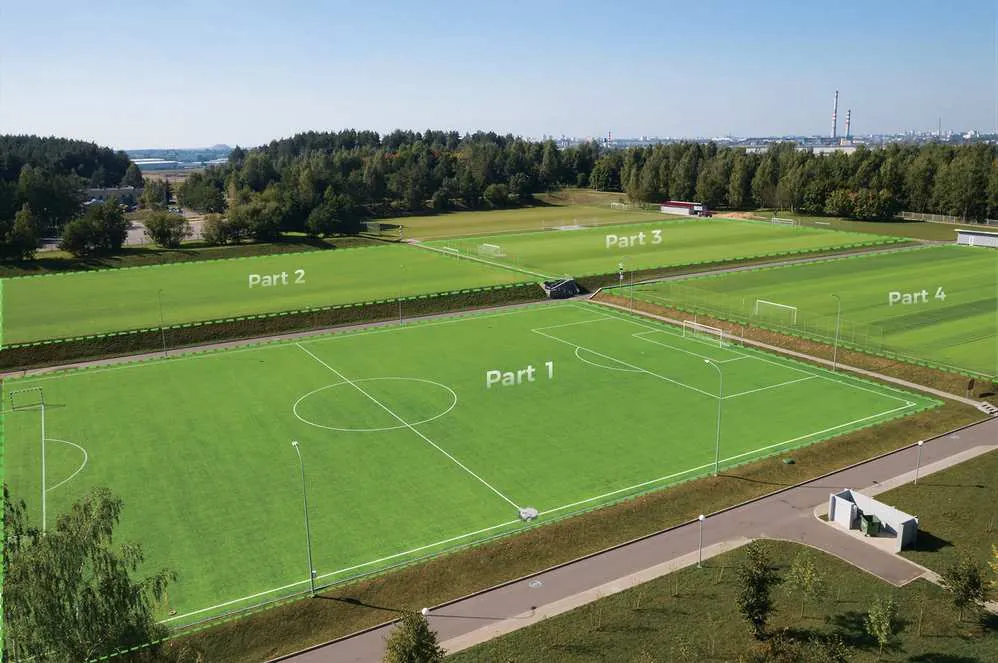 Luftbild einer Sportanlage mit mehreren Spielfeldern, markiert vom FJD PaintMaster Mini