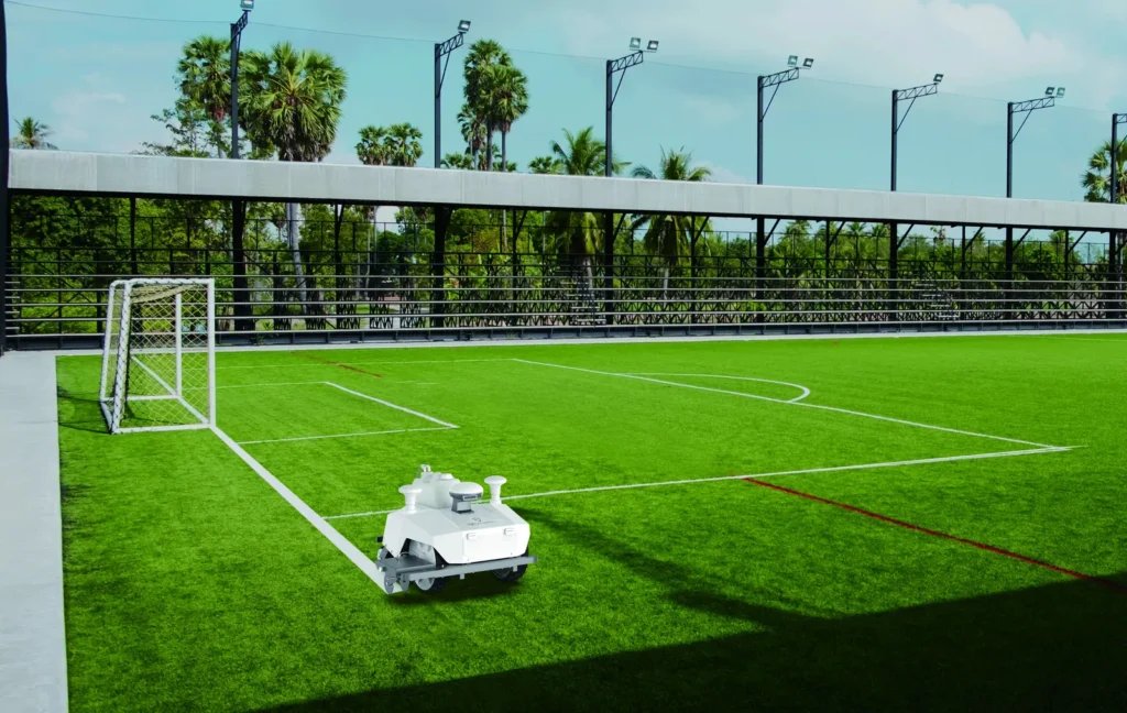 FJD PaintMaster Pro markiert den Strafraum vor dem Fußballtor