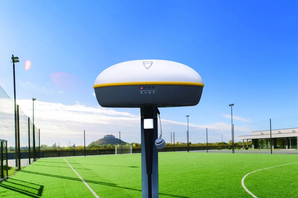 RTK-Basisstation des FJD PaintMaster Pro am Rand eines Kunstrasenplatzes