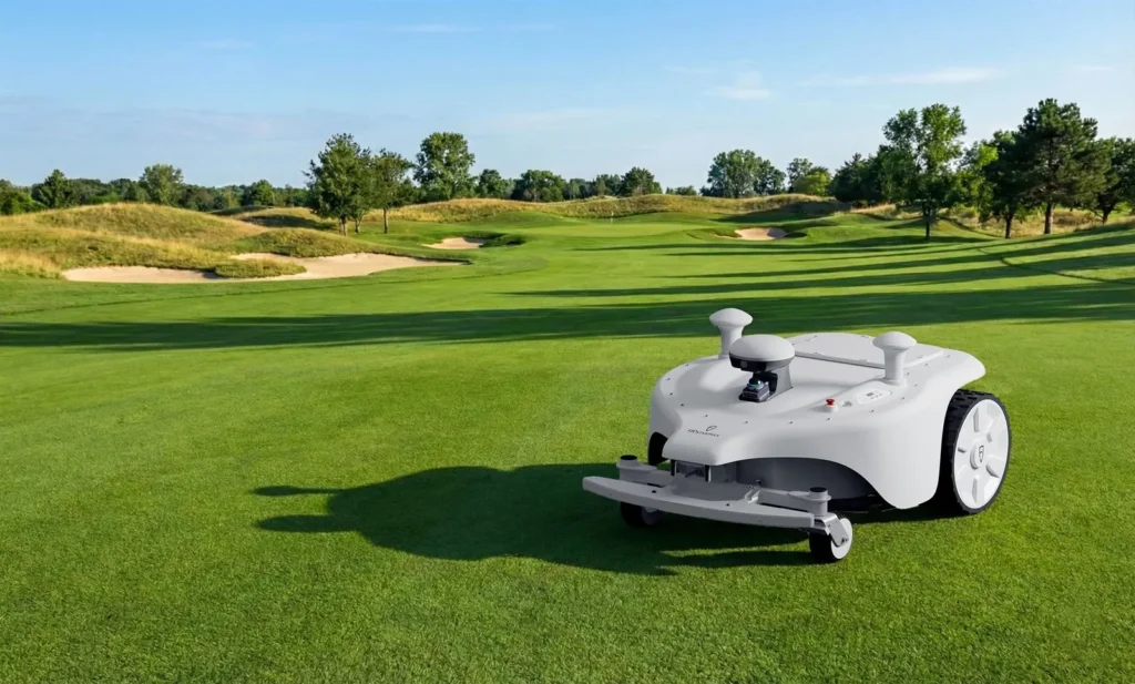 FJD Titan Mähroboter auf einer Rasenfläche