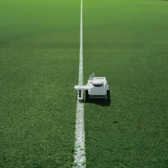 FJD PaintMaster Mini markiert die Seitenlinie eines Fußballplatzes
