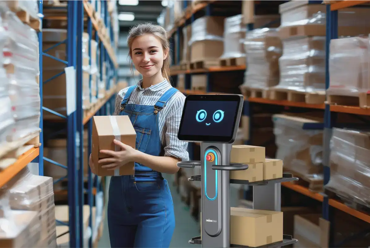 OrionStar CarryBot unterstützt eine Mitarbeiterin bei der Kommissionierung