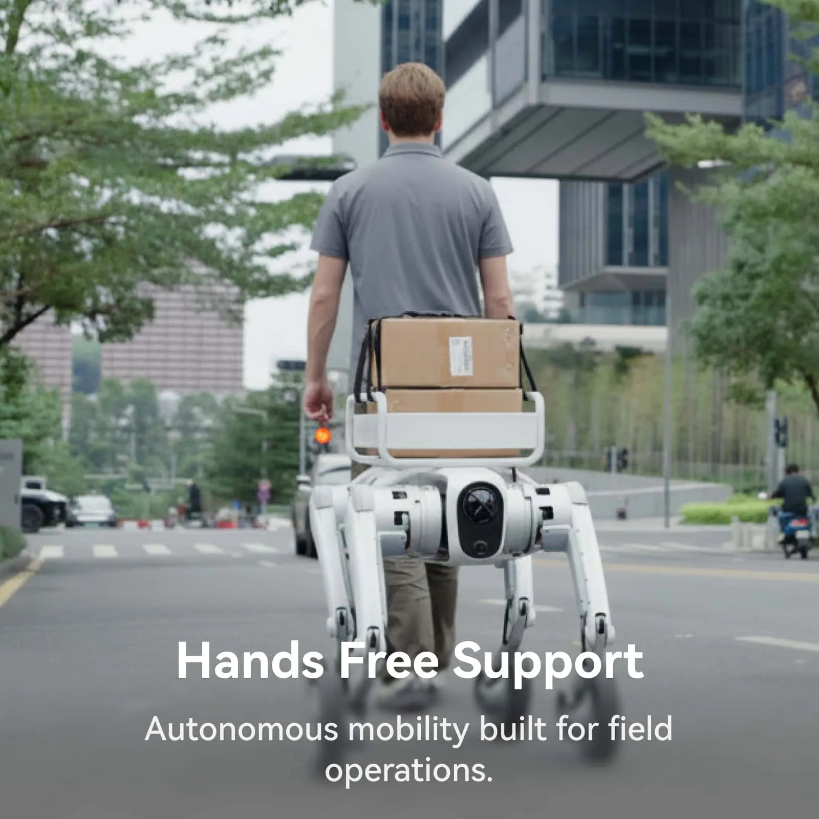 Roboter trägt Kisten und folgt einem Mitarbeiter