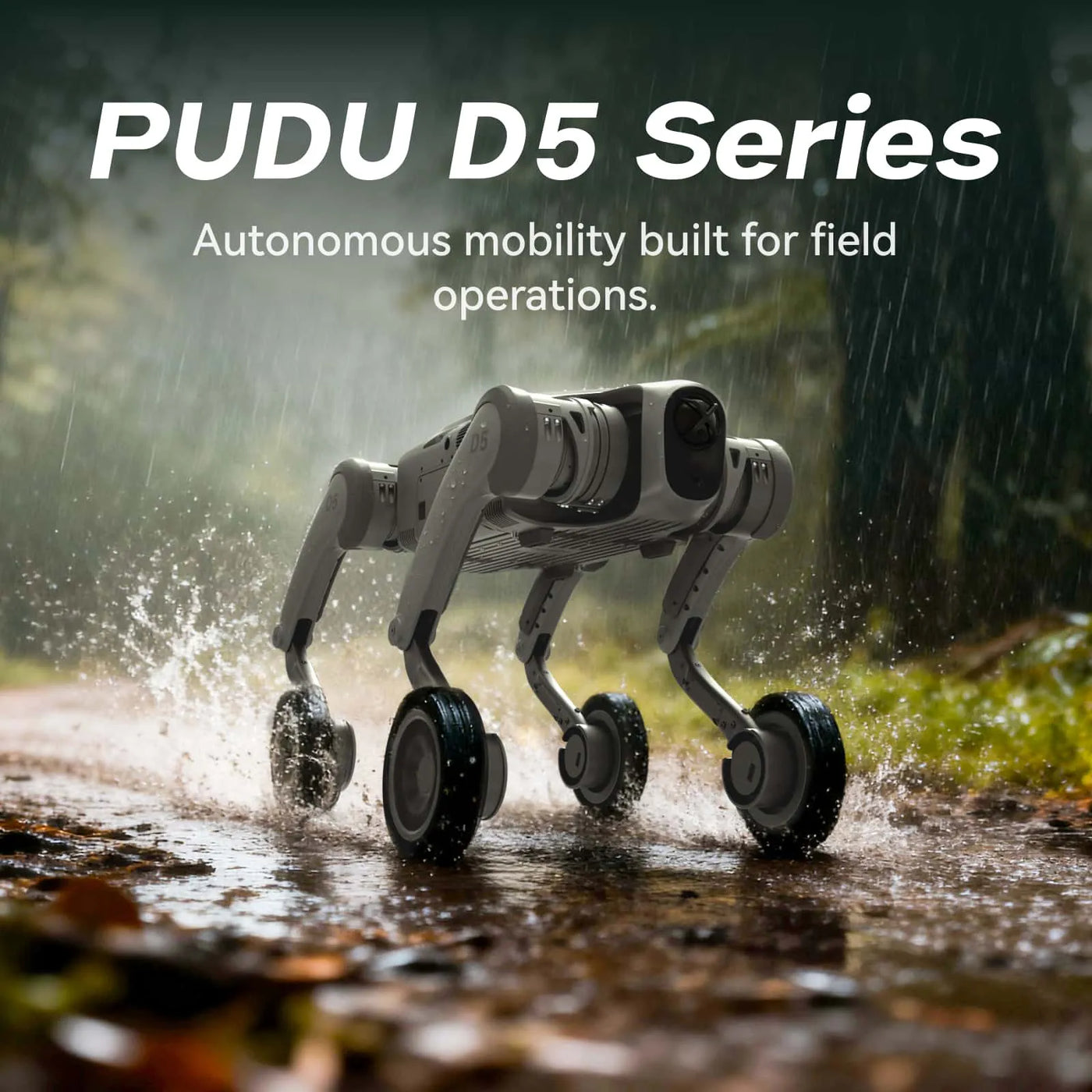 Sicherheitsroboter im Werkschutz bei Regen auf Außengelände